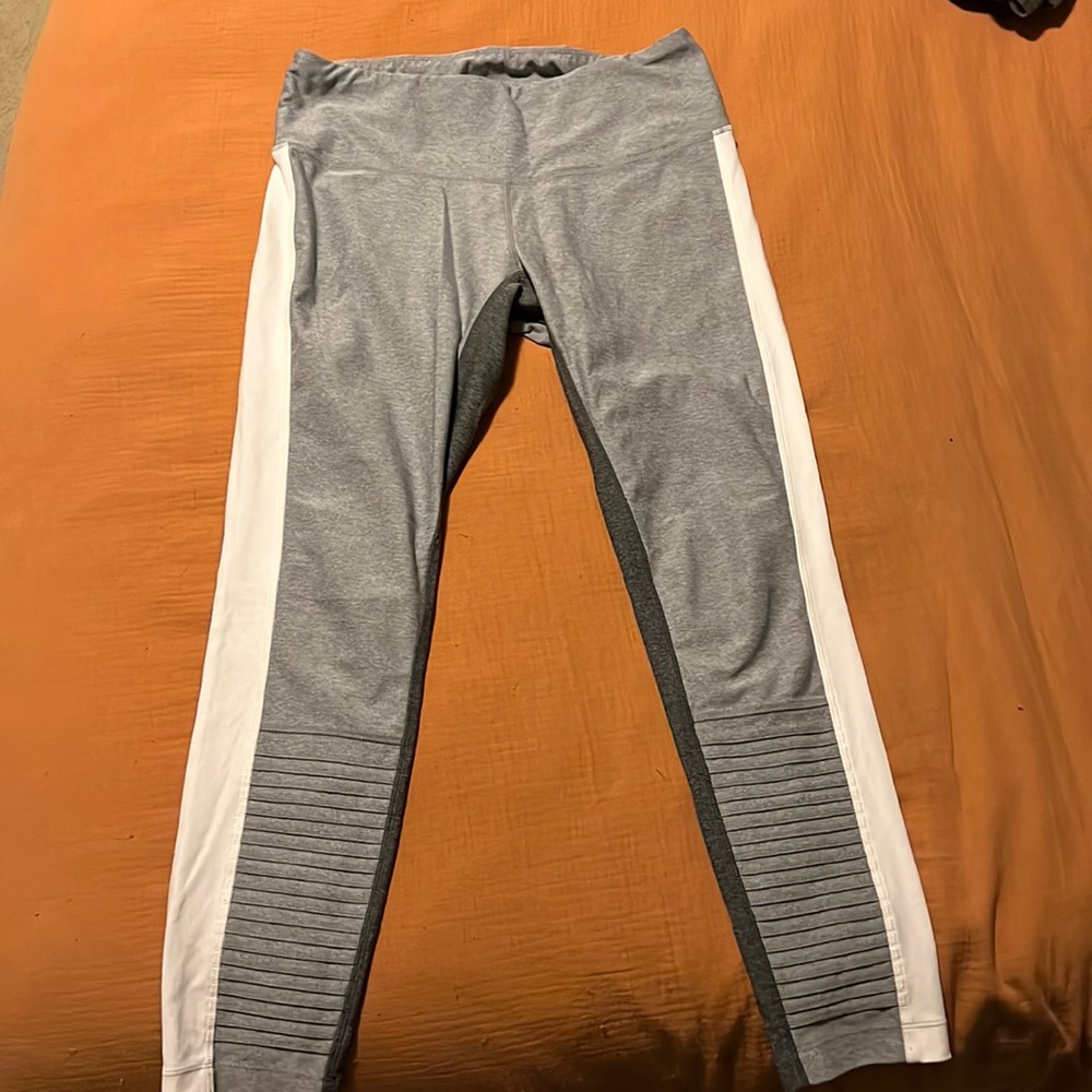 Grey leggings with pockets